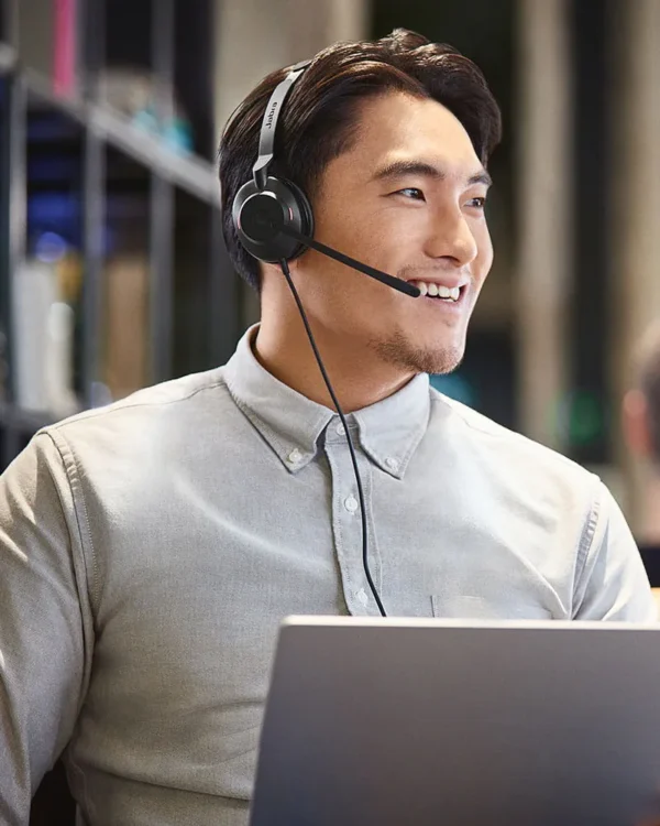 Jabra-Evolve2-30-UC-Black-Cowork-Male-mbl
